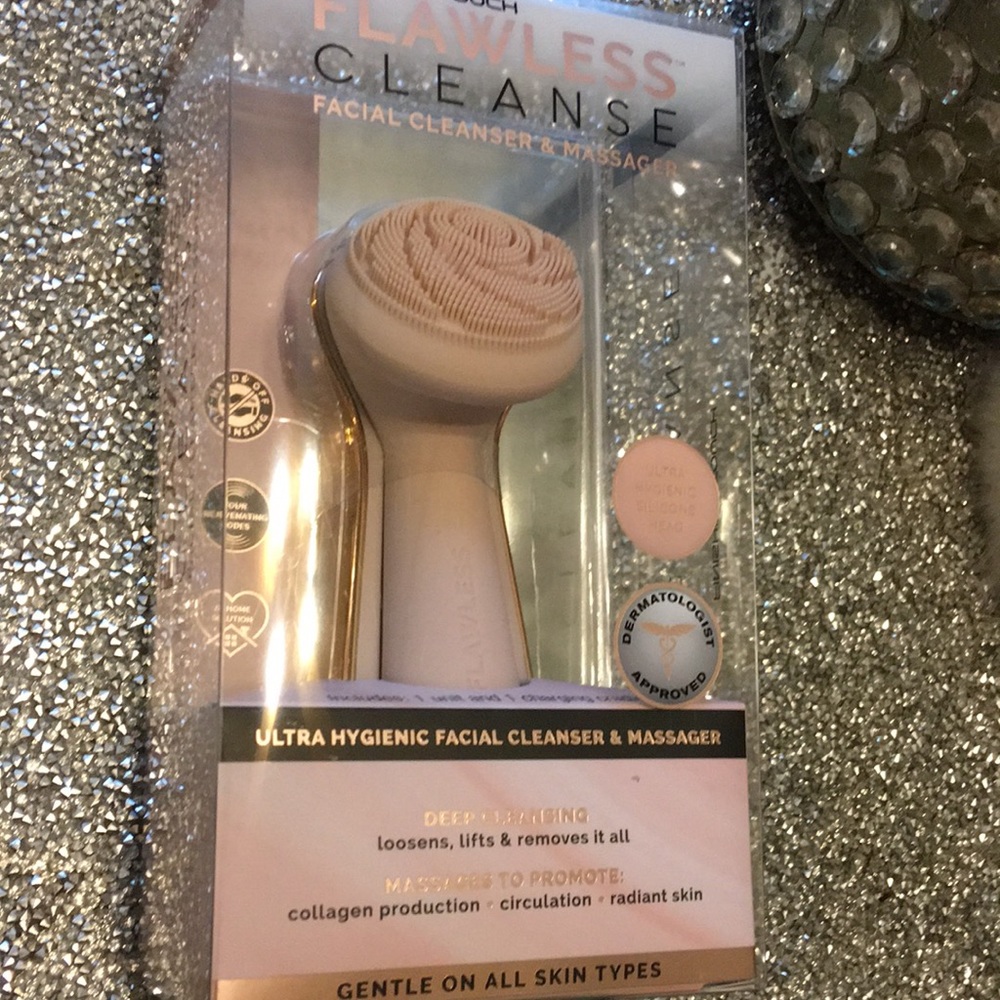 Flawless cleanse facial cleanser & massager- NIB